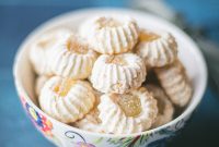 Pandan Butter Cookies with Cheese and Toasted Coconut