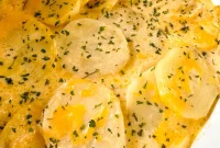 Cheesy Crockpot Au Gratin Potatoes (Slow Cooker Recipe)