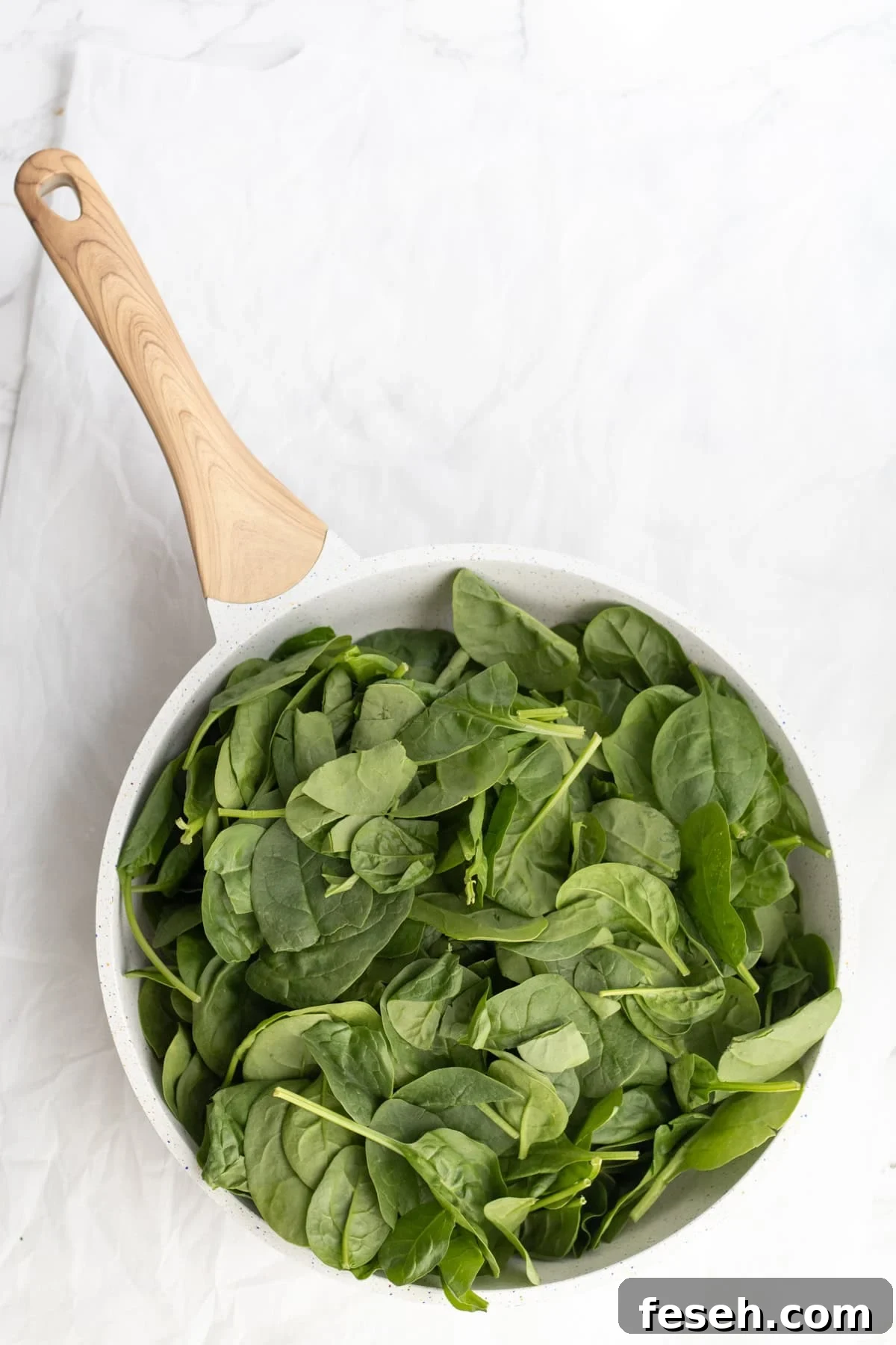 10-Minute Spinach Purée for Babies: Smooth, Nutritious Baby Food 3 raw spinach in a frying pan